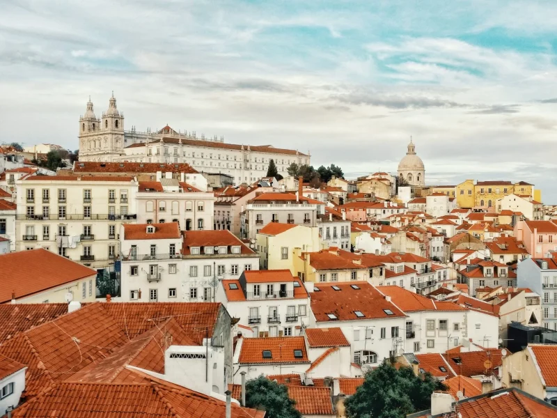 Portugal - barrio histórico de Alfama en Lisboa-1920x1440