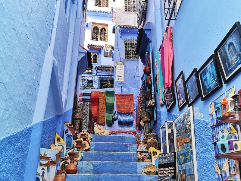 calle escalonada y azul en Chefchaouen Marruecos-1440x1920